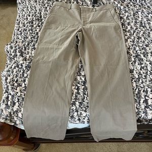 Light brown mens express pants. Size 32/30 Brand new with tags